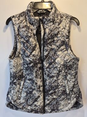 Kyodan Marble-Print Puffer Vest in Black and White